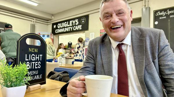 un deputat britanic a fost suspendat dupa ce a fost filmat cum lovea un barbat video