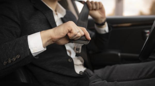 un roman prins cu permis fals cand voia sa iasa din tara este cercetat pentru uz de fals si conducere fara permis