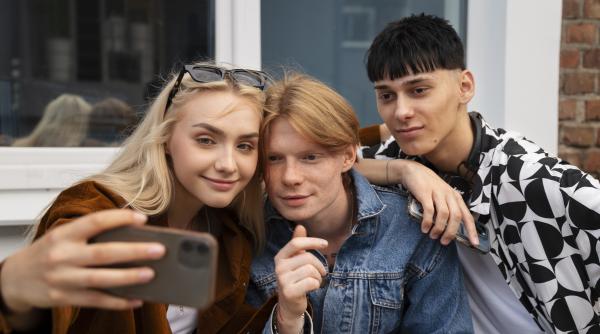 cautatorii de trenduri online si fashion dezvaluie diferenta majora dintre mileniali si generatia z