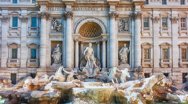 fontana di trevi a intrat in renovare turistii isi pun dorintele intr o piscina foto