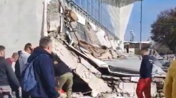 un intreg acoperis al unei gari din serbia s a prabusit opt persoane au murit video