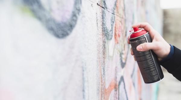 un print celebru al artistului stradal banksy vandut la licitatie pretul dublu fata de estimare