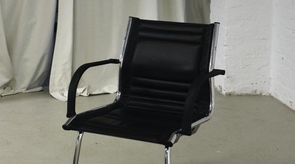 au pierdut primaria dar nu si scaunul doi primari au plecat acasa cu mobila unul dintre ei a luat si covorul video