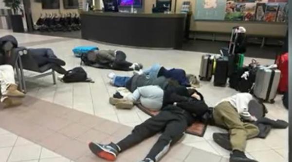 200 de romani inclusiv copii mici si elevi blocati 24 de ore pe aeroportul din malmo dupa anularea zborului wizz air au dormit pe jos pe ciment