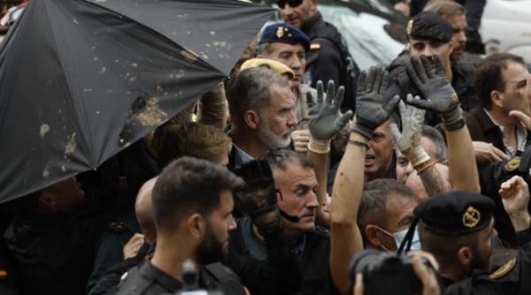 atacul asupra regelui felipe al vi lea in timpul vizitei in zonele inundate din valencia organizat de extrema dreapta
