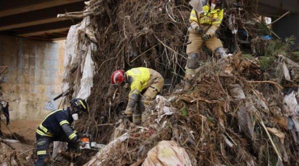 spania trimite 7500 de soldati in valencia pentru a ajuta regiunea afectata de inundatiile mortale foto