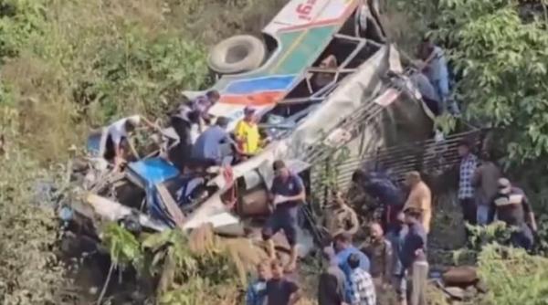 un autobuz supraaglomerat a plonjat intr o prapastie in nordul indiei cel putin 36 de persoane au murit video