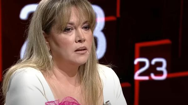 mancarea era inchisa cu cheia sus intr un dulap si tata zicea ca doar el are voie sa ia de acolo oana lis copilarie de cosmar imi dadea ceai de mac ca sa dorm nonstop