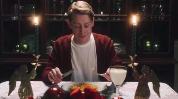 continua povestea lui kevin din singur acasa un afis anunta lansarea spin off ului cabin alone in decembrie 2024 macaulay culkin apare pe poster alaturi de mama sa din film foto in articol