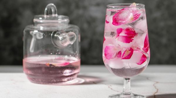 apa de trandafiri facuta acasa preparare pas cu pas