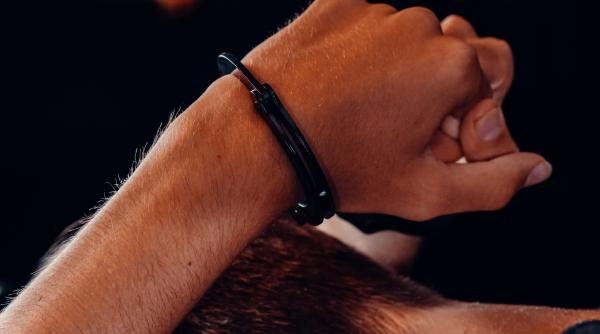 acuzat de pornografie infantila la doar 18 ani tanarul distribuia poze cu alti copii in ipostaze sexuale