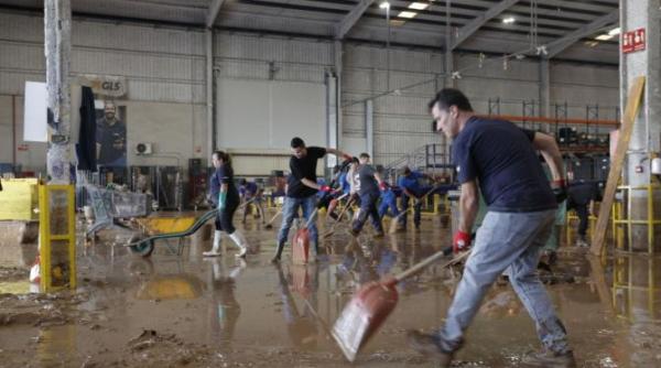 ploi torentiale in spania la doar doua saptamani dupa inundatiile devastatoare care s au lasat cu peste 200 de morti meteorologii au emis cod rosu