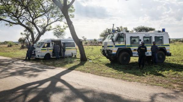 aproximativ 4000 de mineri ilegali lasati fara apa si hrana de autoritati intr un put minier operatiune a guvernului africii de sud