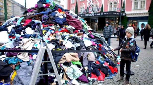 morman de patru tone de haine expus la praga miscare pentru a atrage atentia asupra impactului deseurilor textile asupra mediului foto