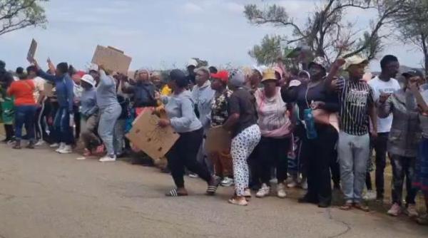 rude disperate asteapta langa putul minier blocat din africa de sud guvernul a oprit aprovizionarea cu hrana si apa a minerilor ilegali video