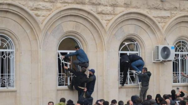 georgienii sunt din nou in strada comisia electorala a aprobat victoria partidului de guvernamant in alegerile parlamentare