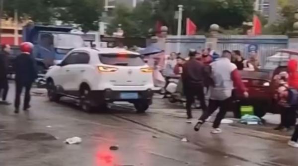 ce se intampla in china un sofer a intrat in elevi si pietoni in fata unei scoli dupa ce cu putin timp in urma un altul a omorat 35 de persoane si a ranit 43