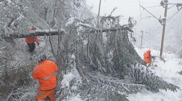 traficul feroviar pe regionala iasi perturbat din cauza conditiilor meteo nefavorabile se face transbordare auto intre vatra dornei si salva