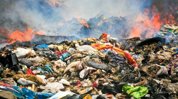 romanii se incalzesc arzand deseuri textile haos textil in valea jiului