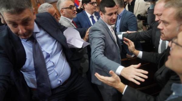 bataie generala in parlamentul serbiei opozitia protesteaza in urma incidentului din gara din novi sad video