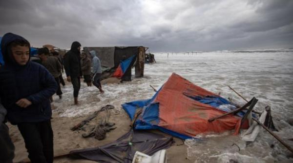corturi ale persoanelor stramutate din gaza distruse de ploi torentiale israelul si a intensificat loviturile foto