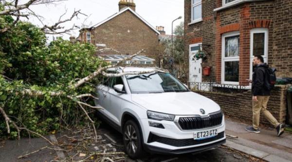 furtuna bert face ravagii in tara galilor si anglia rafale de vant de 110 km ora