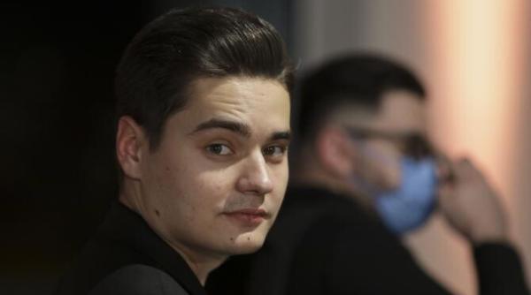 selly indemn pentru tineri inainte de a merge la vot sa petreaca mai mult decat cateva minute pe tik tok