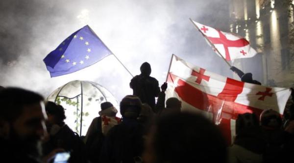 a treia seara de proteste in georgia lupte intre autoritati si protestatarii pro ue mii de manifestanti au iesit din nou in strada la tbilisi