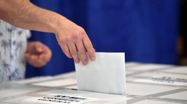 un botosanean a facut show in sectia de vot el s a prezentat imbracat in femeie la alegerile parlamentare video