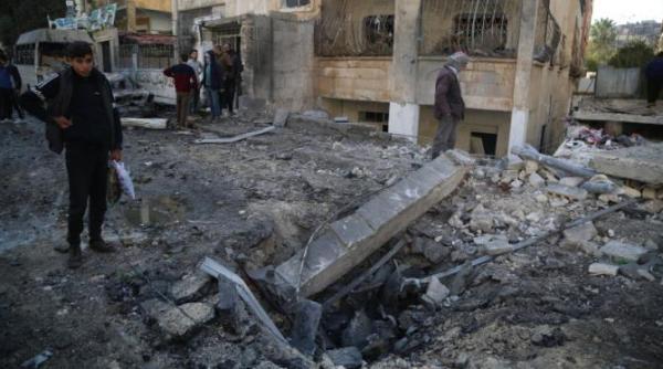 avioane siriene si rusesti lovesc asupra fortelor opozitiei din nordul siriei bombardamentele s au intensificat foto