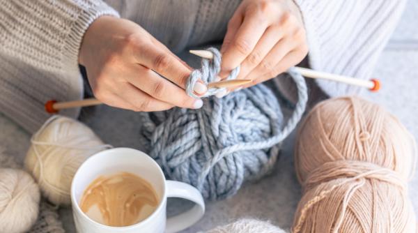 dana nalbaru s a apucat de crosetat cum nu aveam bani incepusem sa mi fac singura fulare caciuli si pulovere