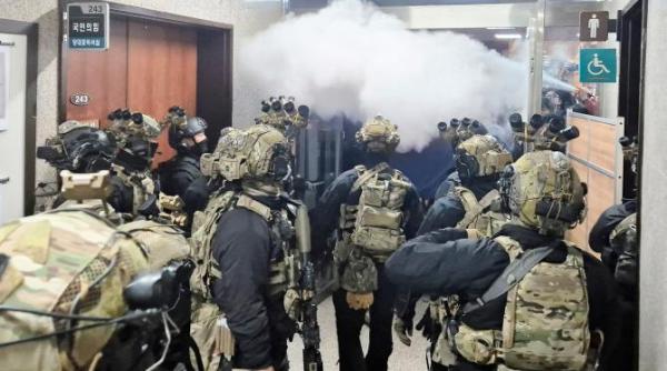 de ce haosul din coreea de sud nu e chiar haos conflictul dintre presedinte si opozitie pe legea martiala arata ca de fapt coreea functioneaza democratic