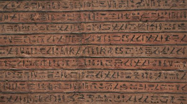 o limba necunoscuta a fost identificata pe o tablita misterioasa de piatra