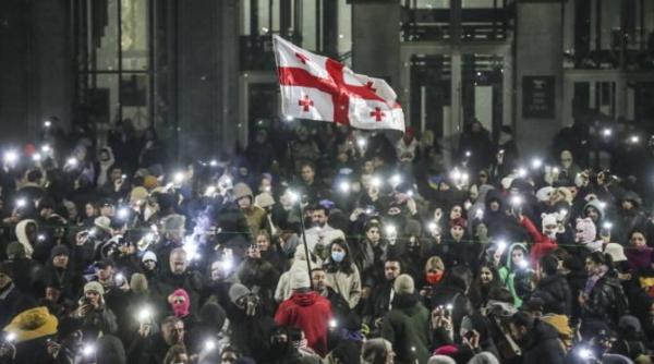 protestele din georgia in a zecea zi mii de manifestanti pro europeni se indreapta spre parlament