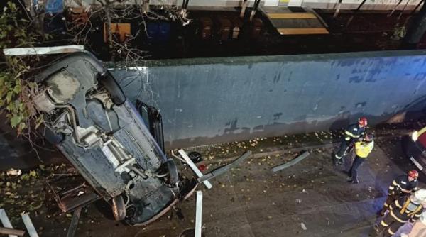 accident in parcarea unui mall din bucuresti un sofer de 20 de ani a cazut cu masina de la etajul al doilea