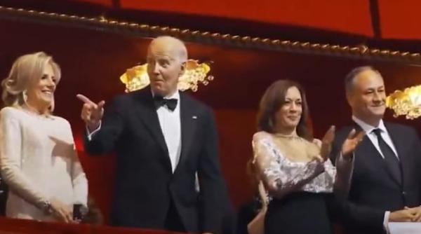 joe biden si prima doamna au ignorat o pe kamala harris si pe sotul acesteia intr o intalnire foarte stanjenitoare la premiile kennedy center honors video