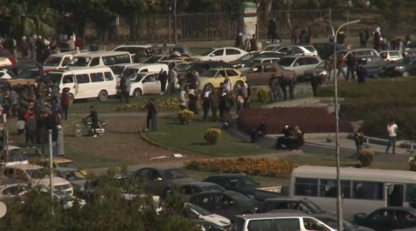 sirienii sarbatoare in centru damascului dupa caderea presedintelui bashar al assad