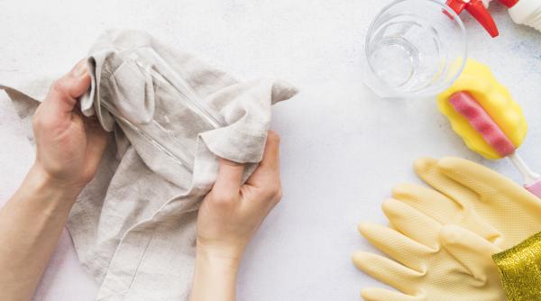 cum sa indepartezi petele de ulei de pe haine astfel incat sa arate ca noi