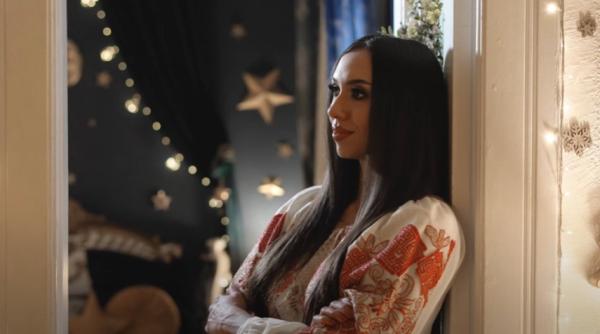 jessie banes lanseaza colindul la masa lui hristos un dar muzical sensibil pentru sarbatori