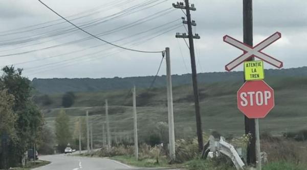 circulatie feroviara intrerupta la bacau trenul bucuresti nord suceava a intrat intr o masina la trecerea la nivel