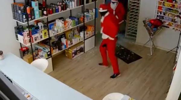 doi ho ho hoti deghizati au jefuit un magazin ziua n amiaza mare unde s a intamplat scena ca n filme video