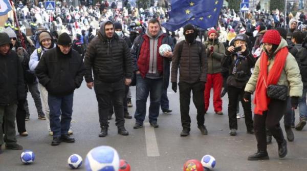 criza constitutionala fara precedent in georgia partidul de guvernamant pro rus urmeaza sa numeasca un extremist in functia de presedinte