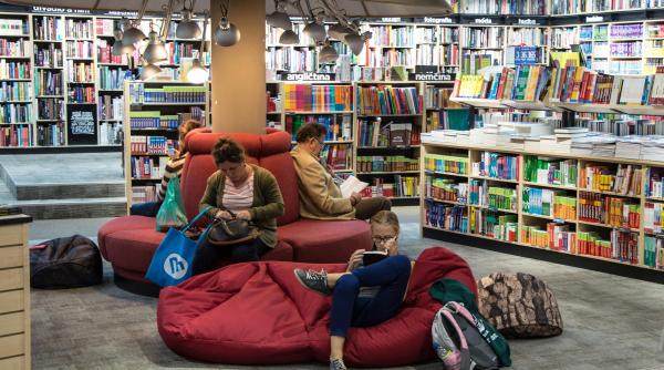 ore de lectura obligatorii pentru angajatii din primarii situatie tare pe plajele din romania cati oameni stau cu carti in mana