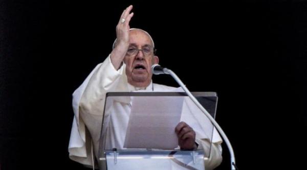 papa francisc ii indeamna pe preoti sa fie vigilenti in fata grupurilor care alimenteaza diviziunile politice