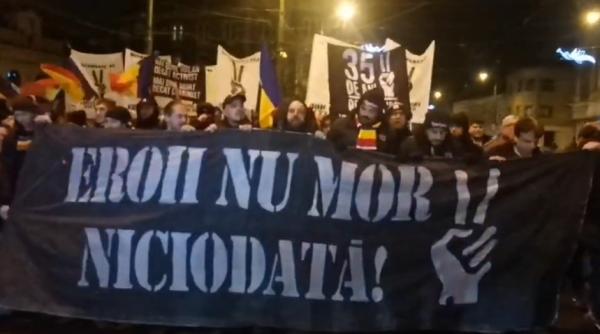 marsul eroilor la timisoara suporterii au comemorat revolutia din 1989 cu torte si mesaje de libertate