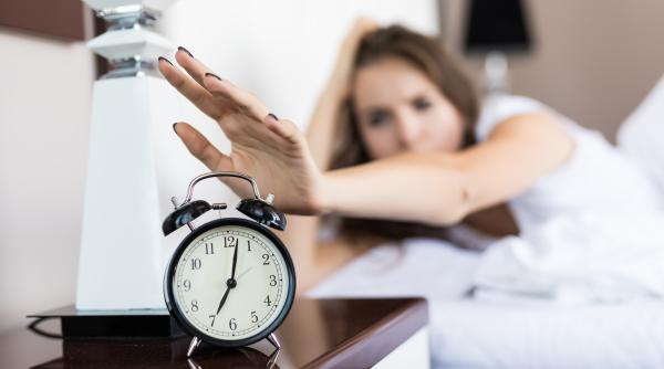 ce inseamna cand te trezesti cu cinci minute inainte sa sune alarma