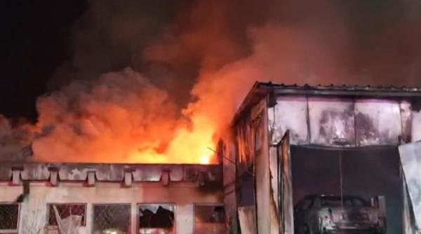 incendiu la un service auto din craiova interventie de amploare a pompierilor