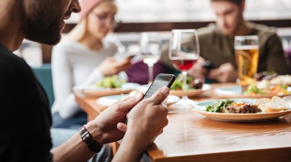 motivul pentru care nu ar trebui sa ti folosesti telefonul mobil in timpul meselor