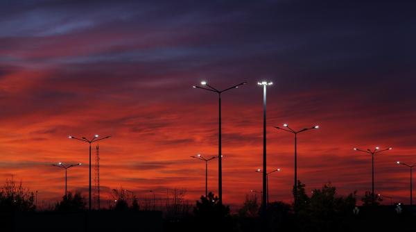 noutatile programului iluminat public adrian corbu vicepresedintele afm stalpi cu panaouri fotovoltaice care functioneaza pana la 5 zile fara lumina solara