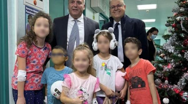 compania aktor l a trimis pe mos craciun la copiii de la spitalele grigore alexandrescu si dr victor gomoiu